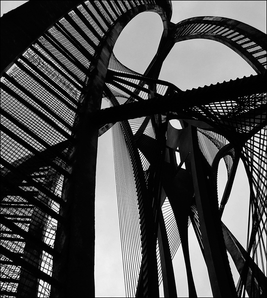 An upside-down aerial view of the roof ceiling design of the metal space frame and glass fitting.