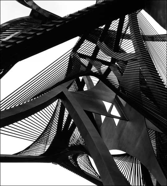 An upside-down aerial view of the roof ceiling design of the metal space frame and glass fitting.