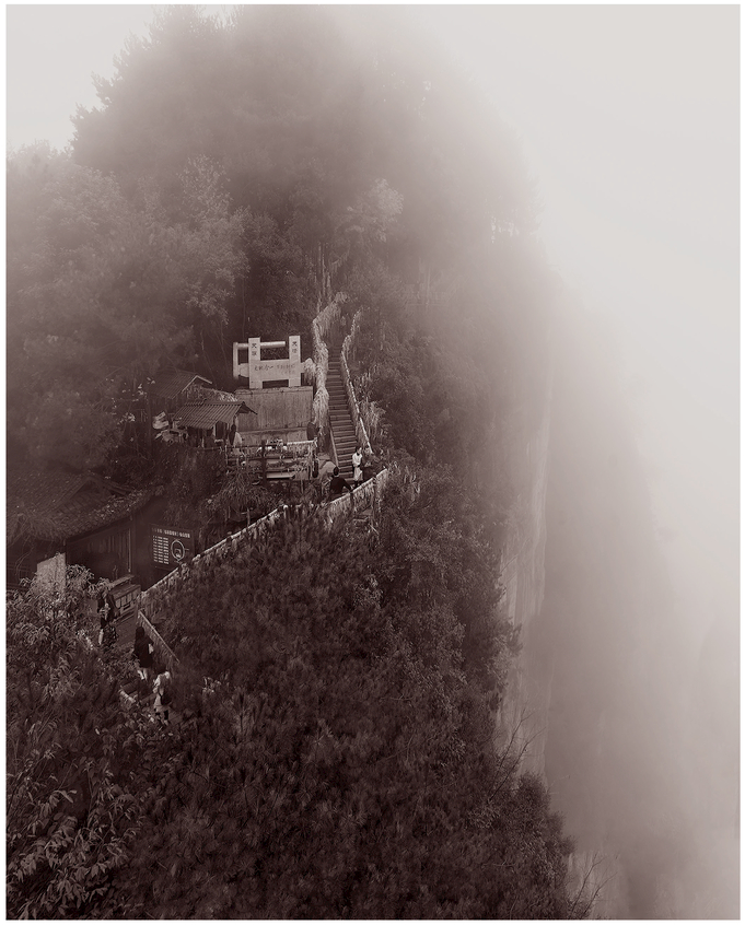 Figure 8.1 High Walk in Zhangjiajie Natural Park, 10ʺ × 15ʺ single transfer on cotton rag, by Sandy King