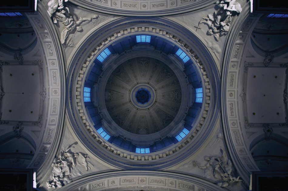 Photograph of a dome ceiling. 