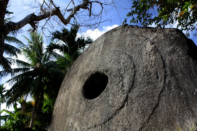 A rai stone coin, measuring about 12 feet in diameter (courtesy of Joshua Levin/Flickr [])