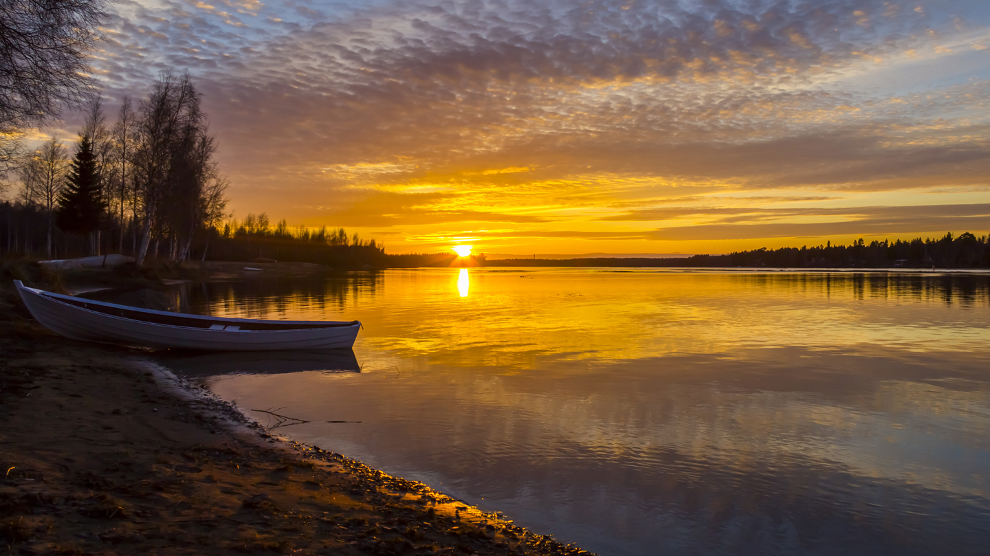 Image of a sunset on a lake