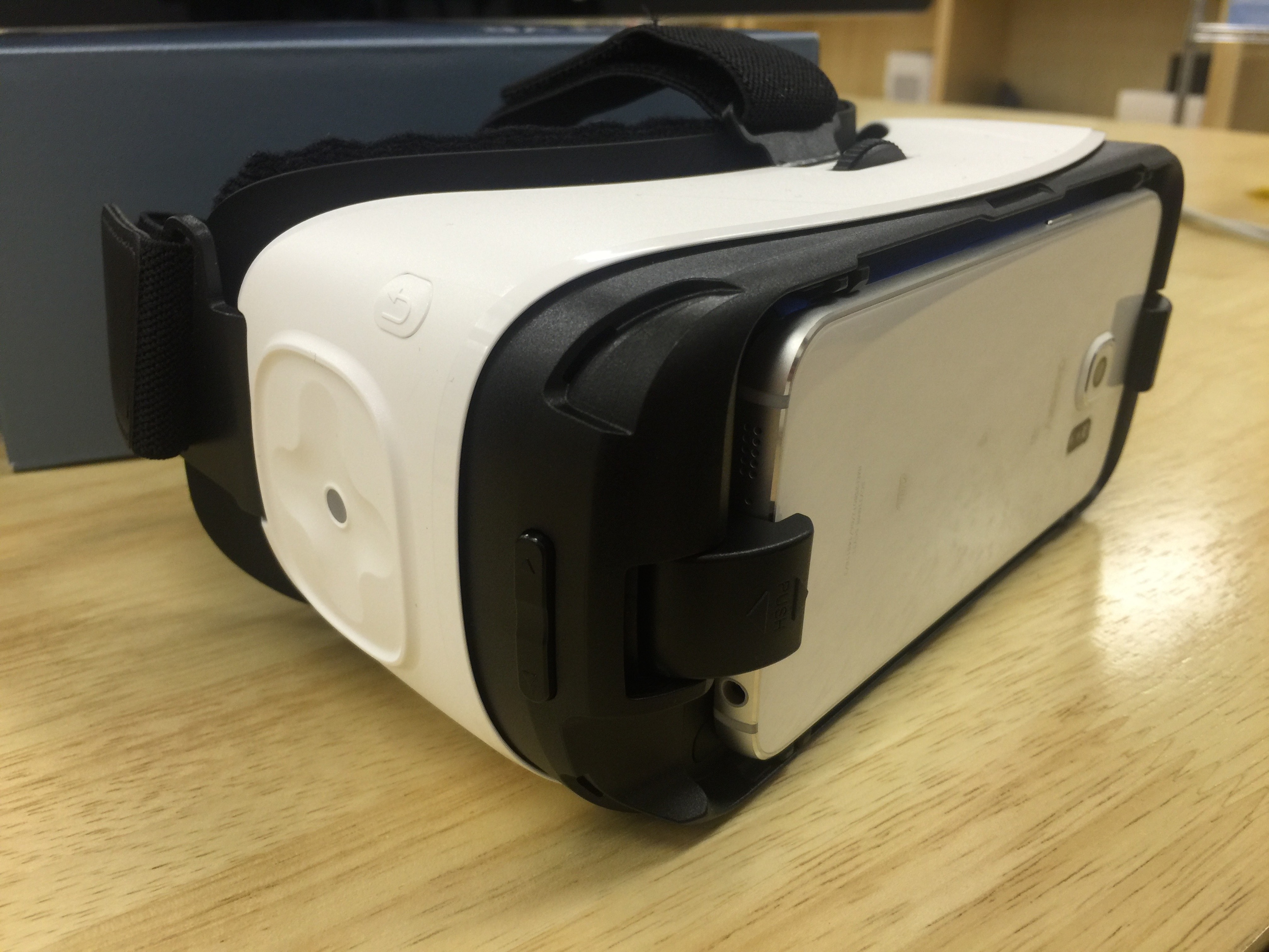 Samsung Galaxy S6 edgeをGear VRに装着したところ